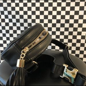 vs black fanny pack